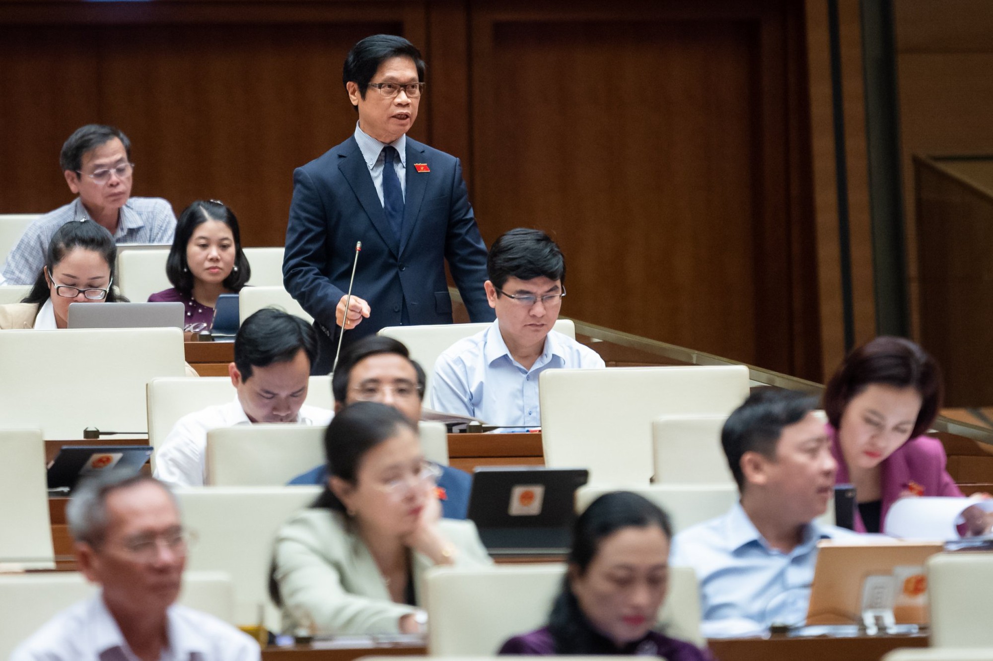 ĐBQH đang thảo luận về ch&iacute;nh s&aacute;ch đặc th&ugrave; đầu tư x&acirc;y dựng c&ocirc;ng tr&igrave;nh giao th&ocirc;ng đường bộ - Ảnh 3.