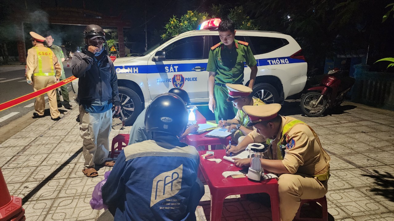 Tai nạn r&igrave;nh rập người đi đường tr&ecirc;n c&aacute;c tuyến quốc lộ ở Quảng Ng&atilde;i - Ảnh 3.