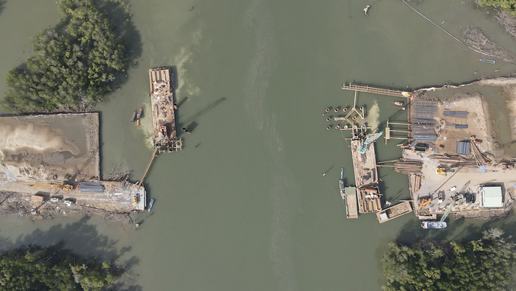 Bắt đầu hạn chế phương tiện thủy khi lưu th&ocirc;ng qua khu vực thi c&ocirc;ng cầu Tắc Nh&atilde; Phương - Ảnh 1.