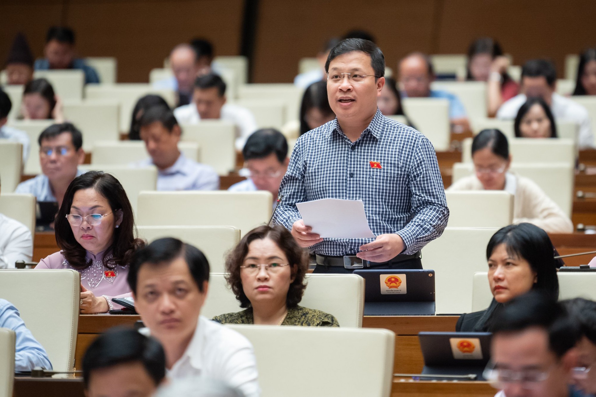 ĐBQH đang thảo luận về ch&iacute;nh s&aacute;ch đặc th&ugrave; đầu tư x&acirc;y dựng c&ocirc;ng tr&igrave;nh giao th&ocirc;ng đường bộ - Ảnh 2.