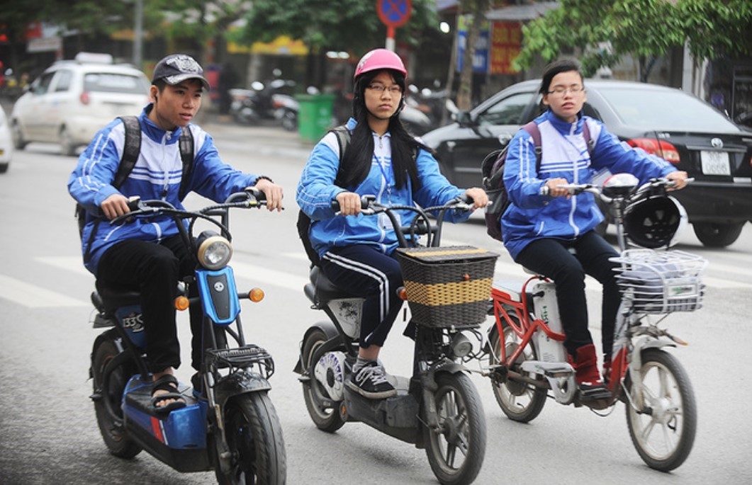 Cảnh b&aacute;o tai nạn tuổi học đường khi sử dụng xe đạp điện   - Ảnh 1.
