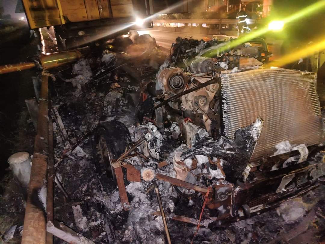 Hải Ph&ograve;ng: Ch&aacute;y xe container tr&ecirc;n QL5 - Ảnh 1.