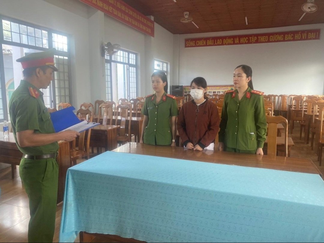 Khởi tố người phụ nữ x&eacute; bi&ecirc;n bản xử phạt vi phạm giao th&ocirc;ng - Ảnh 1.