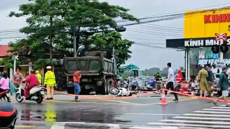 Lực lượng chức năng phong tỏa hiện trường, điều tra nguy&ecirc;n nh&acirc;n vụ tai nạn.
