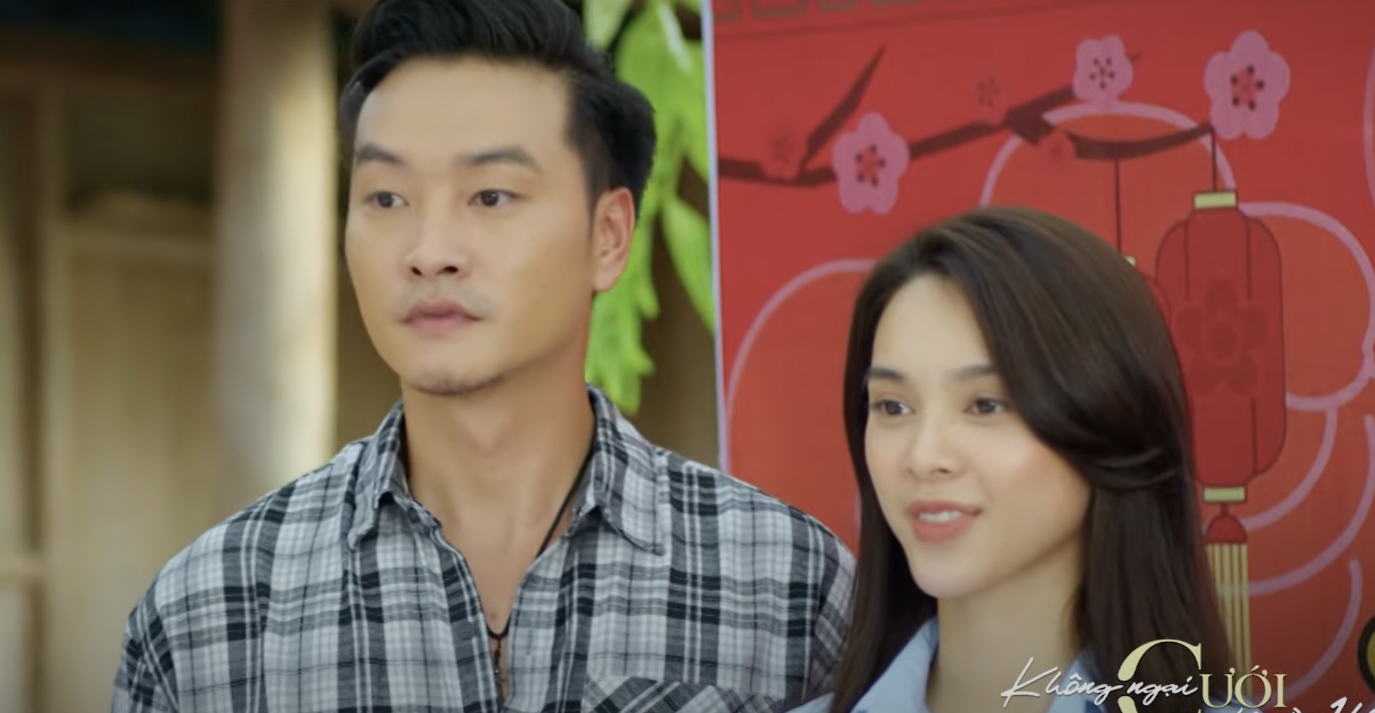 Đ&ocirc;ng đ&atilde; nh&acirc;n cơ hội n&agrave;y để c&oacute; thể x&iacute;ch lại gần Huyền hơn.