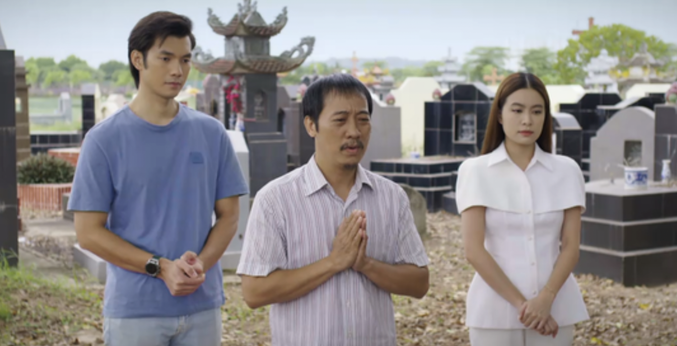 &Ocirc;ng Trọng đưa Phong v&agrave; Yến ra thăm mộ mẹ của c&ocirc;.