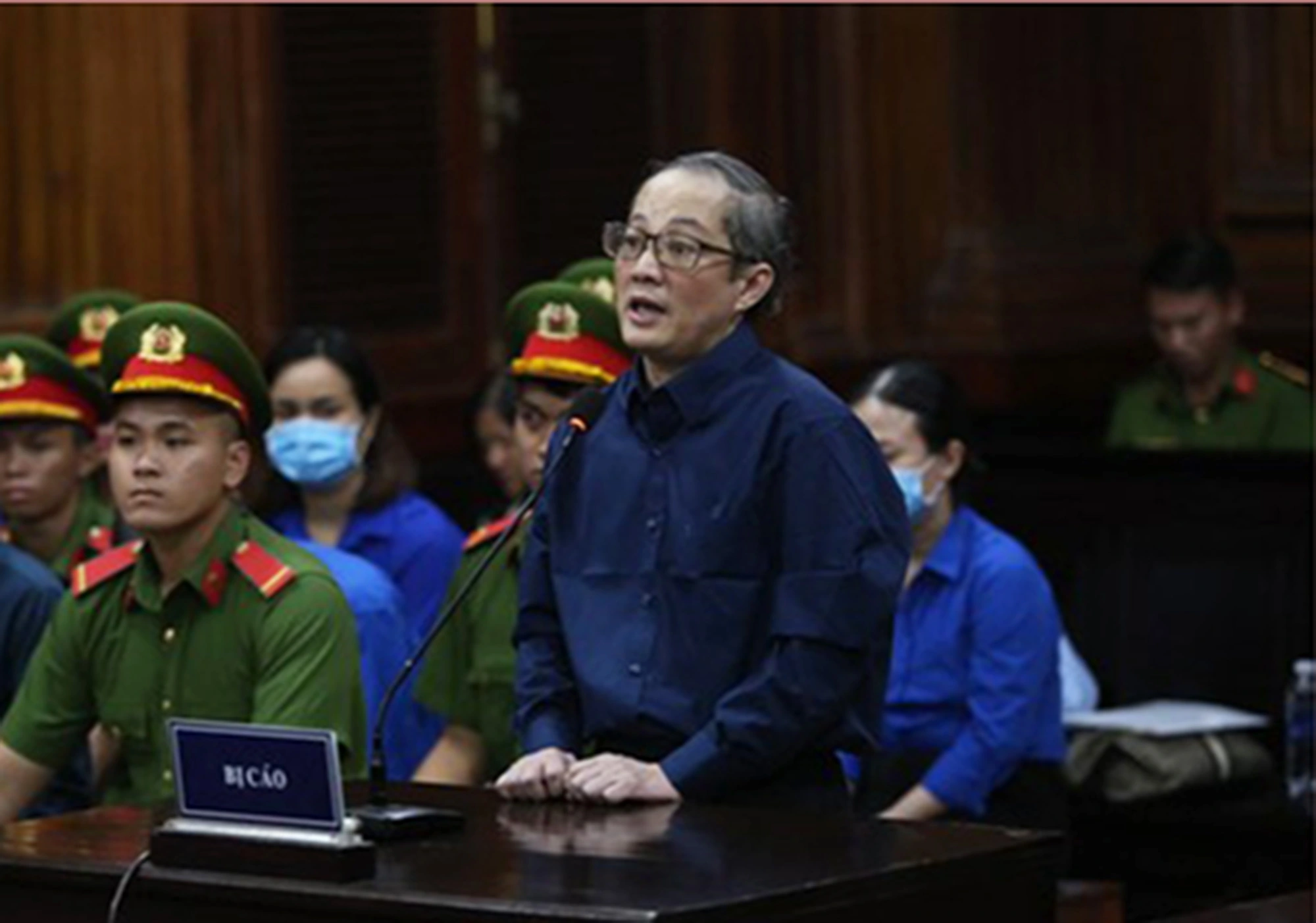 Cựu Gi&aacute;m đốc Bệnh viện TP Thủ Đức l&atilde;nh năm t&ugrave; - Ảnh 1.