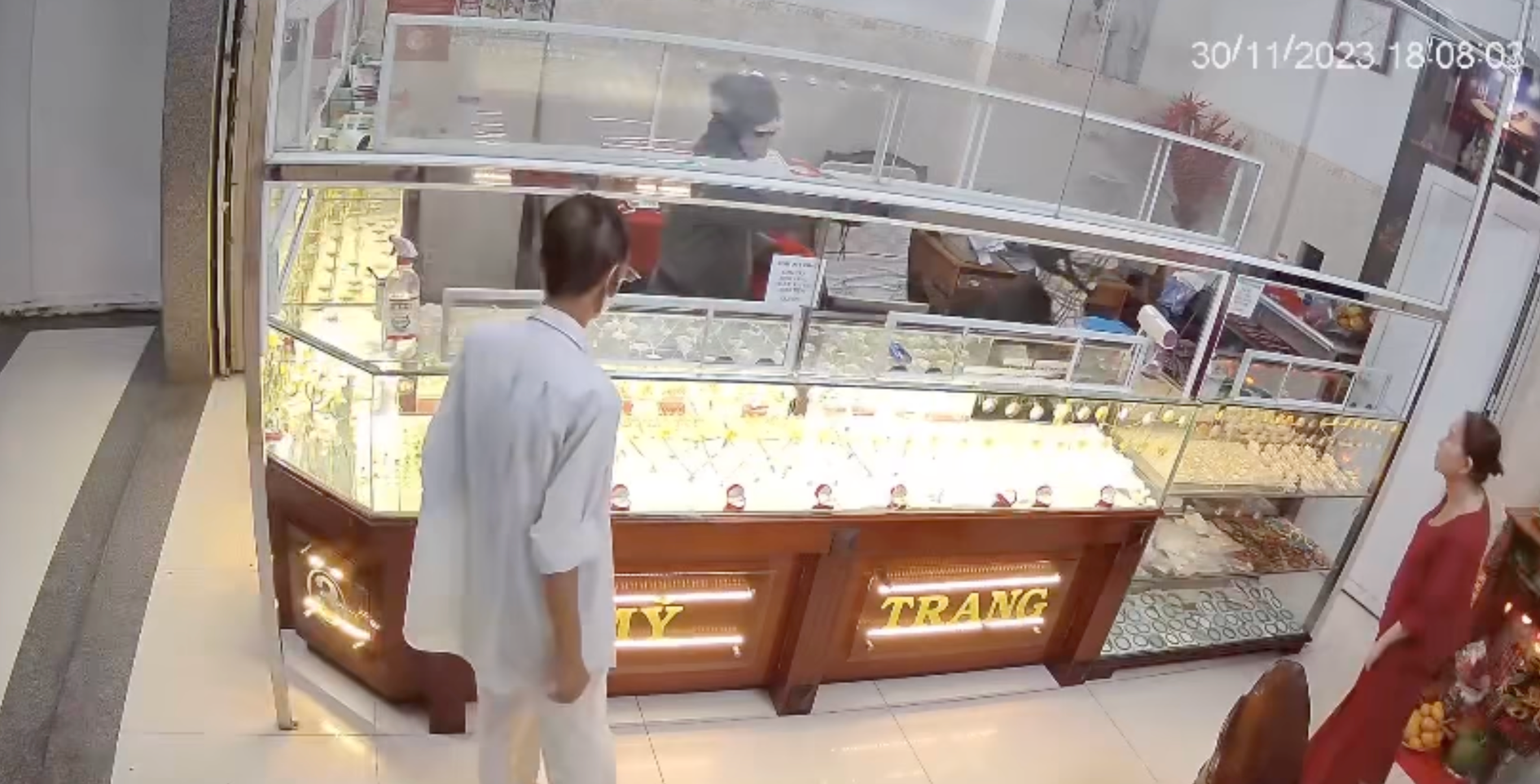 Gi&acirc;y ph&uacute;t đối mặt hai t&ecirc;n cướp c&oacute; s&uacute;ng của chủ tiệm v&agrave;ng ở Tr&agrave; Vinh - Ảnh 1.