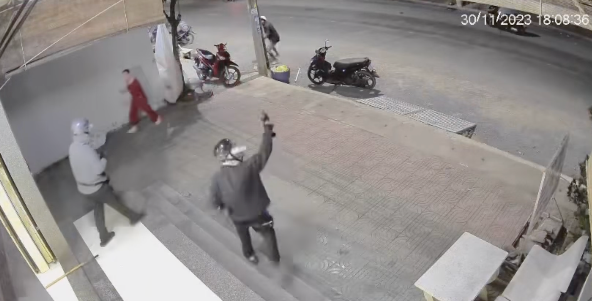 Gi&acirc;y ph&uacute;t đối mặt hai t&ecirc;n cướp c&oacute; s&uacute;ng của chủ tiệm v&agrave;ng ở Tr&agrave; Vinh - Ảnh 2.
