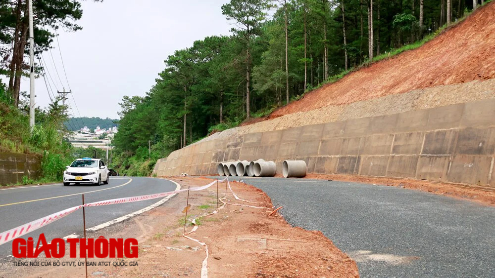 Sau năm rưỡi khởi c&ocirc;ng đường v&agrave;nh đai Đ&agrave; Lạt vẫn chưa giải ph&oacute;ng xong mặt bằng - Ảnh 1.