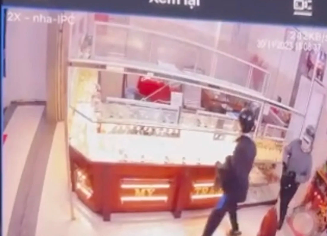 H&agrave;nh tr&igrave;nh của hai nghi phạm cướp tiệm v&agrave;ng rồi bỏ trốn ở Tr&agrave; Vinh - Ảnh 2.