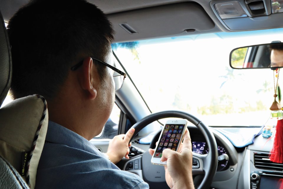 Sử dụng điện thoại khi lái xe có thể bị truy cứu trách nhiệm hình sự - Ảnh 1. Sử dụng điện thoại khi lái xe có thể bị truy cứu trách nhiệm hình sự - Ảnh 1.