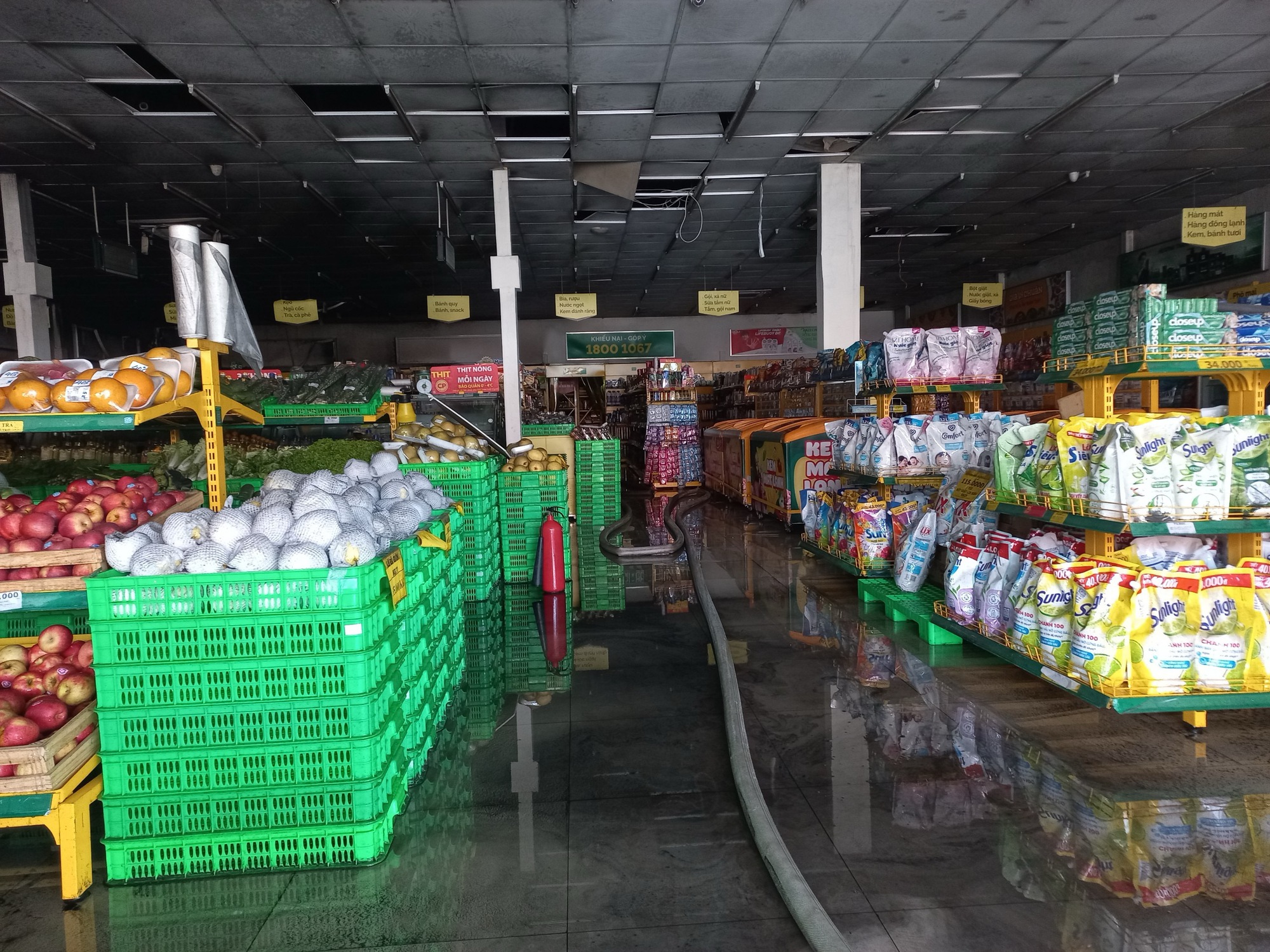 Ch&aacute;y kho một si&ecirc;u thị nhiều h&agrave;ng h&oacute;a bị thi&ecirc;u rụi - Ảnh 2.
