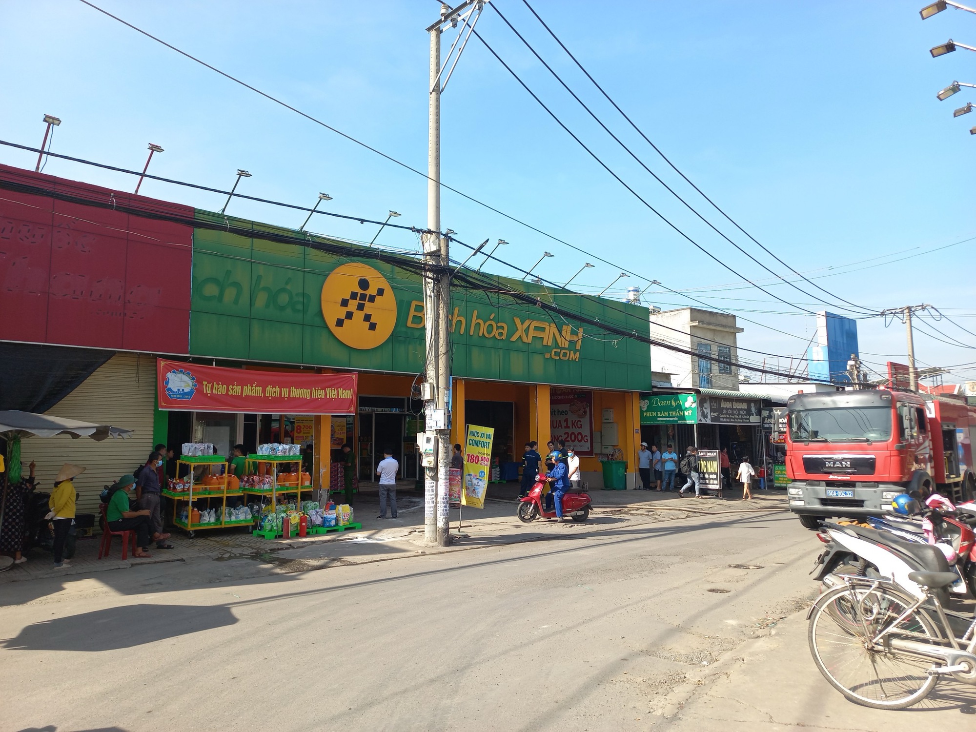 Ch&aacute;y kho một si&ecirc;u thị nhiều h&agrave;ng h&oacute;a bị thi&ecirc;u rụi - Ảnh 1.