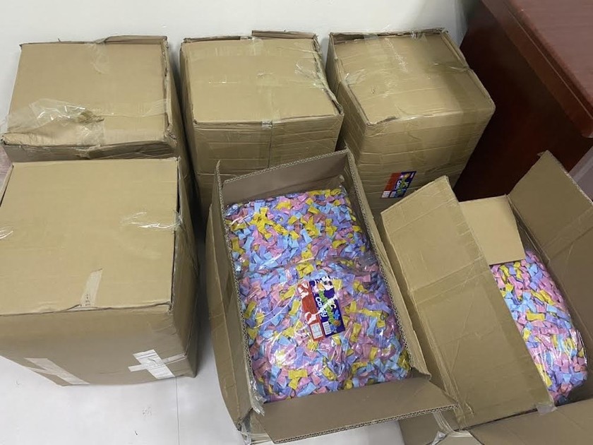 Kịp thời ngăn chặn l&ocirc; h&agrave;ng kẹo 7 m&agrave;u kh&ocirc;ng r&otilde; nguồn gốc ở L&agrave;o Cai - Ảnh 3.