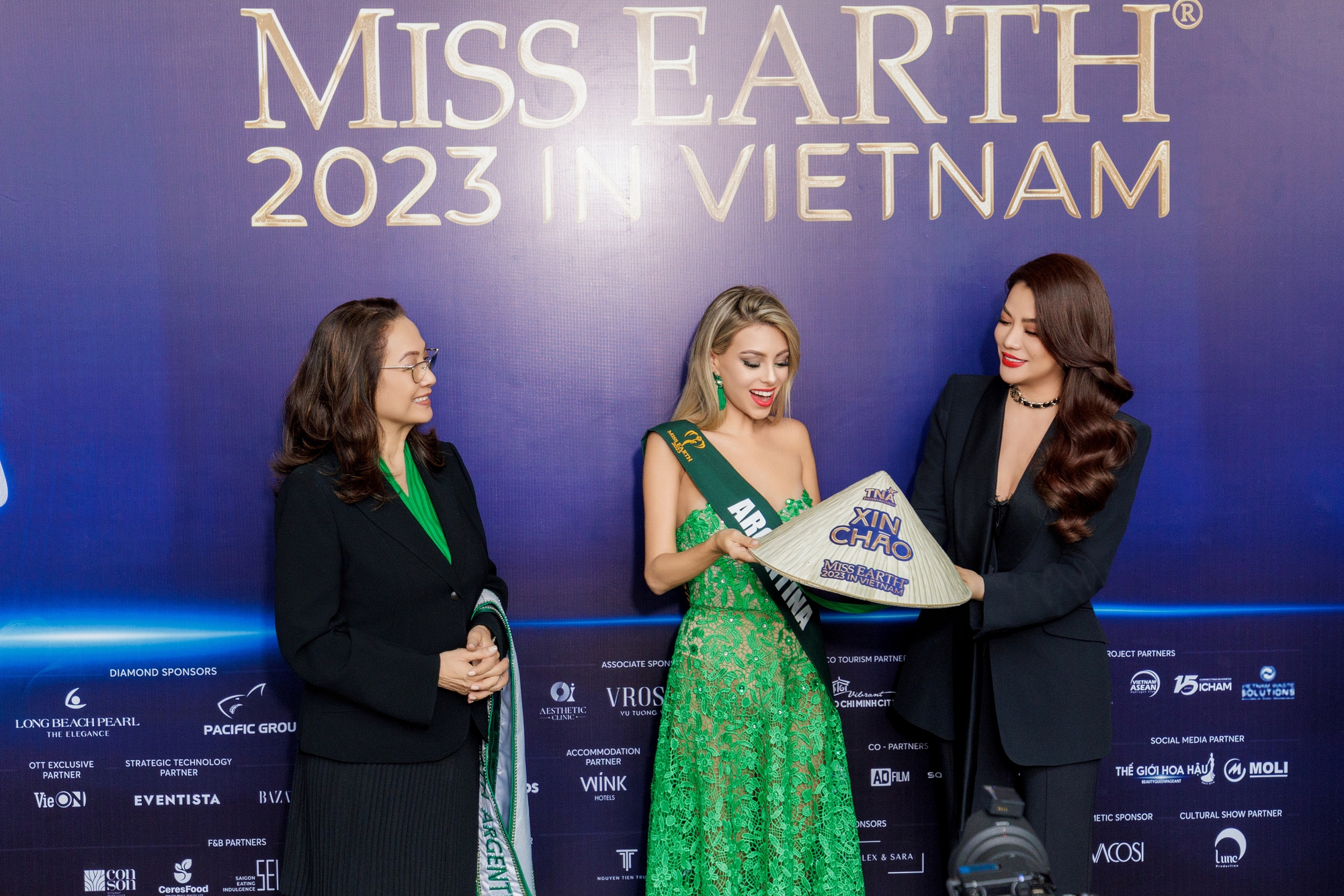 Người đẹp Miss Earth 2023 h&agrave;o hứng khi đội n&oacute;n l&aacute; Việt Nam - Ảnh 2.