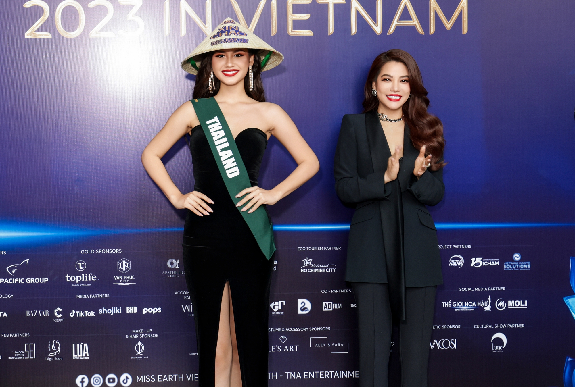 Người đẹp Miss Earth 2023 h&agrave;o hứng khi đội n&oacute;n l&aacute; Việt Nam - Ảnh 4.