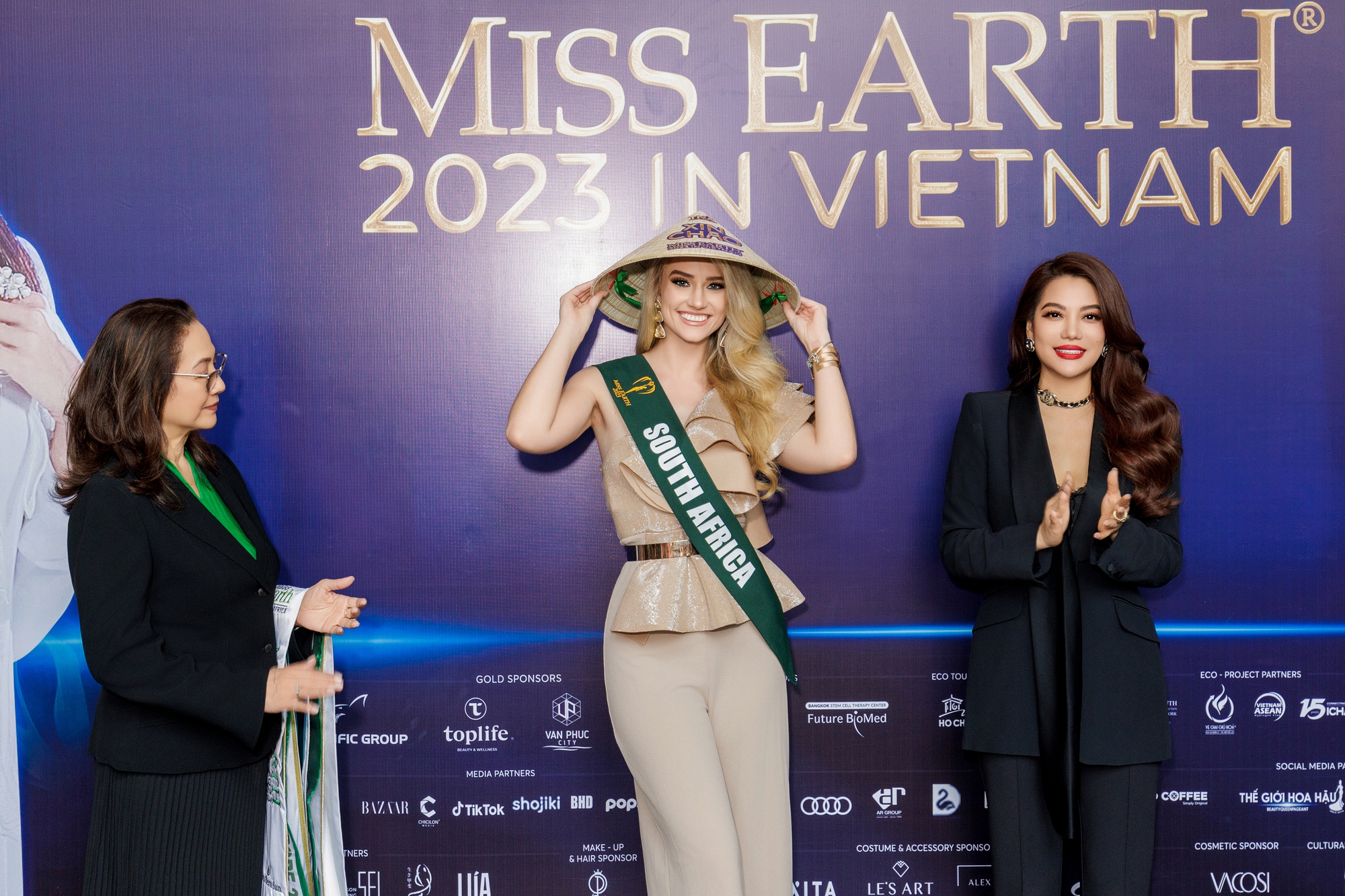 Người đẹp Miss Earth 2023 h&agrave;o hứng khi đội n&oacute;n l&aacute; Việt Nam - Ảnh 6.