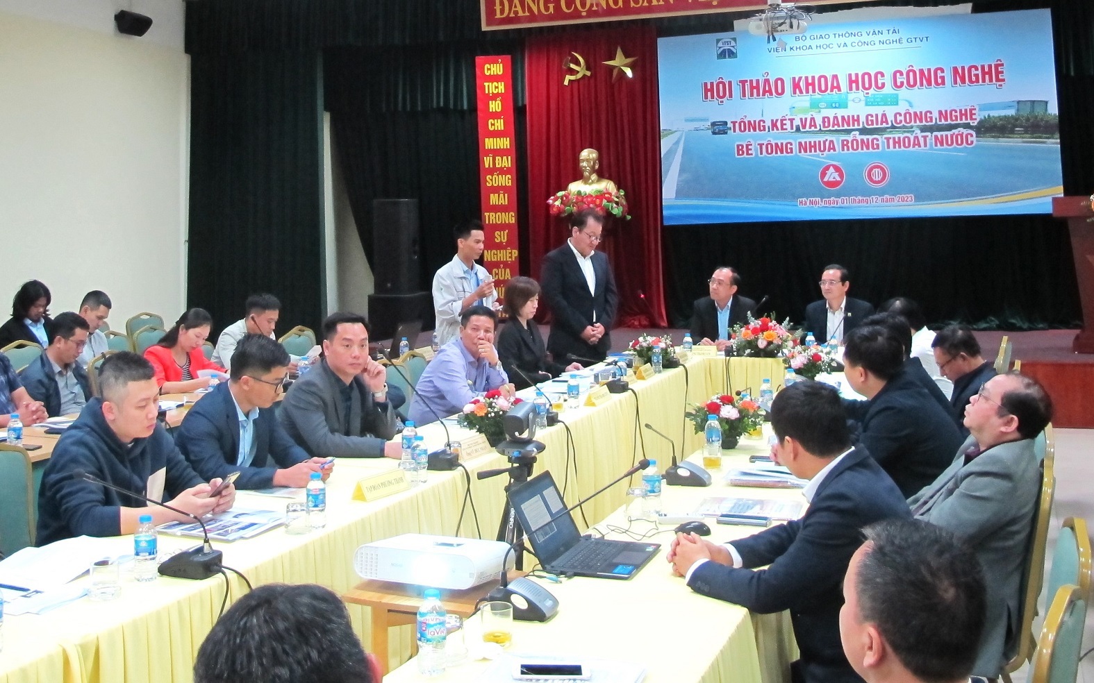 &Aacute;p dụng c&ocirc;ng nghệ b&ecirc; t&ocirc;ng nhựa rỗng tho&aacute;t nước, n&acirc;ng cao chất lượng đường bộ