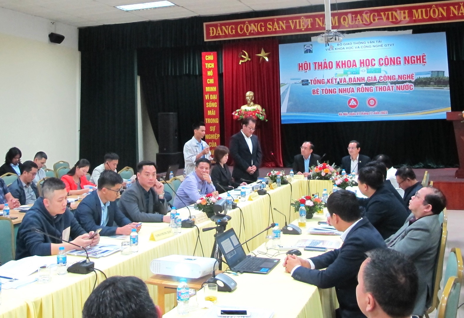 &Aacute;p dụng c&ocirc;ng nghệ b&ecirc; t&ocirc;ng nhựa rỗng tho&aacute;t nước, n&acirc;ng cao chất lượng đường bộ - Ảnh 1.