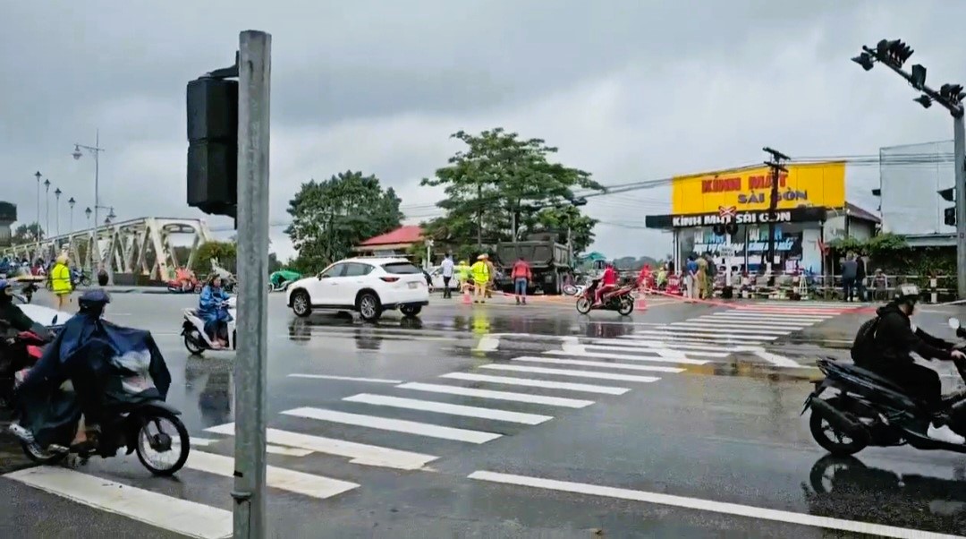 Tai nạn giữa &ocirc; t&ocirc; tải ben v&agrave; xe m&aacute;y ở Huế, vợ chết chồng bị thương - Ảnh 2.