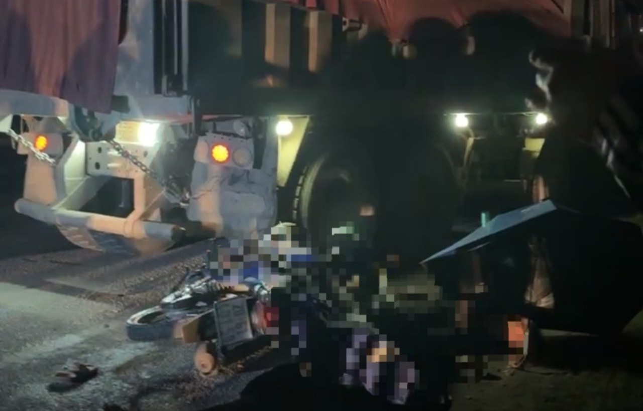 Va chạm với xe tải, 2 người tr&ecirc;n xe m&ocirc; t&ocirc; thương vong - Ảnh 1.