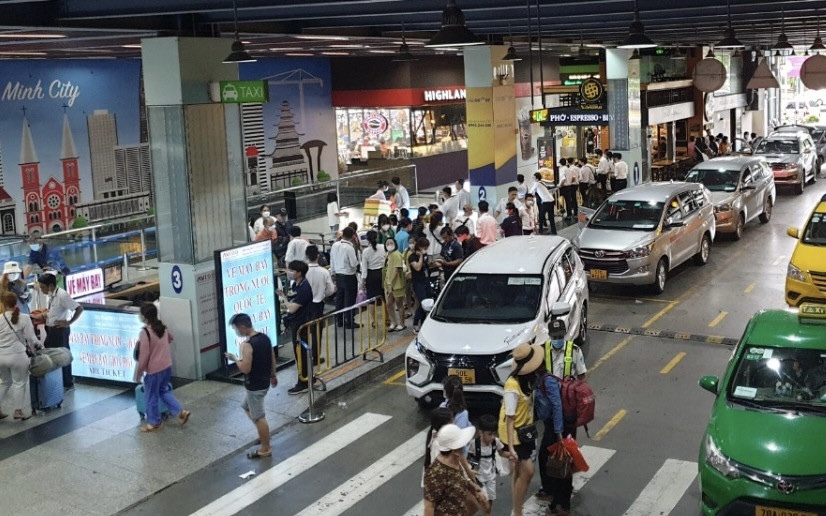 Kh&aacute;ch h&agrave;ng bức x&uacute;c khi đi taxi s&acirc;n bay 1,2km hết 200 ngh&igrave;n đồng