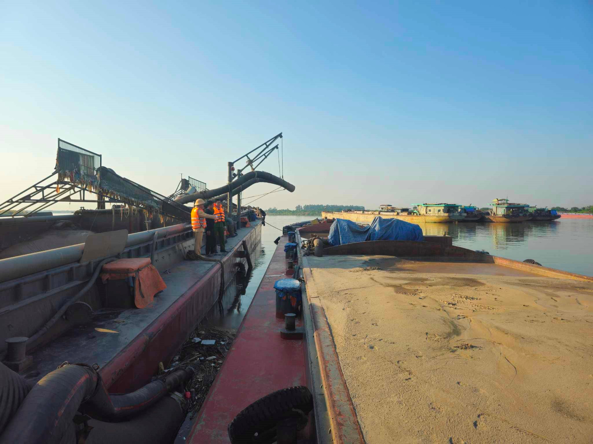 H&agrave; Nội y&ecirc;u cầu l&agrave;m r&otilde; th&ocirc;ng tin khai th&aacute;c c&aacute;t tr&aacute;i ph&eacute;p tr&ecirc;n s&ocirc;ng Hồng - Ảnh 1.