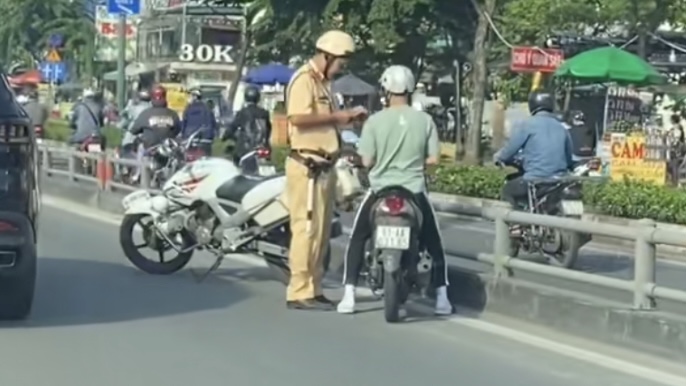 TP.HCM: Truy tìm nhóm đi xe Harley đi vào làn ô tô trên cầu Bình Lợi - Ảnh 2. TP.HCM: Truy tìm nhóm đi xe Harley đi vào làn ô tô trên cầu Bình Lợi - Ảnh 2.