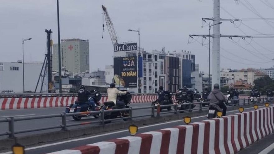 TP.HCM: Truy tìm nhóm đi xe Harley đi vào làn ô tô trên cầu Bình Lợi - Ảnh 1. TP.HCM: Truy tìm nhóm đi xe Harley đi vào làn ô tô trên cầu Bình Lợi - Ảnh 1.