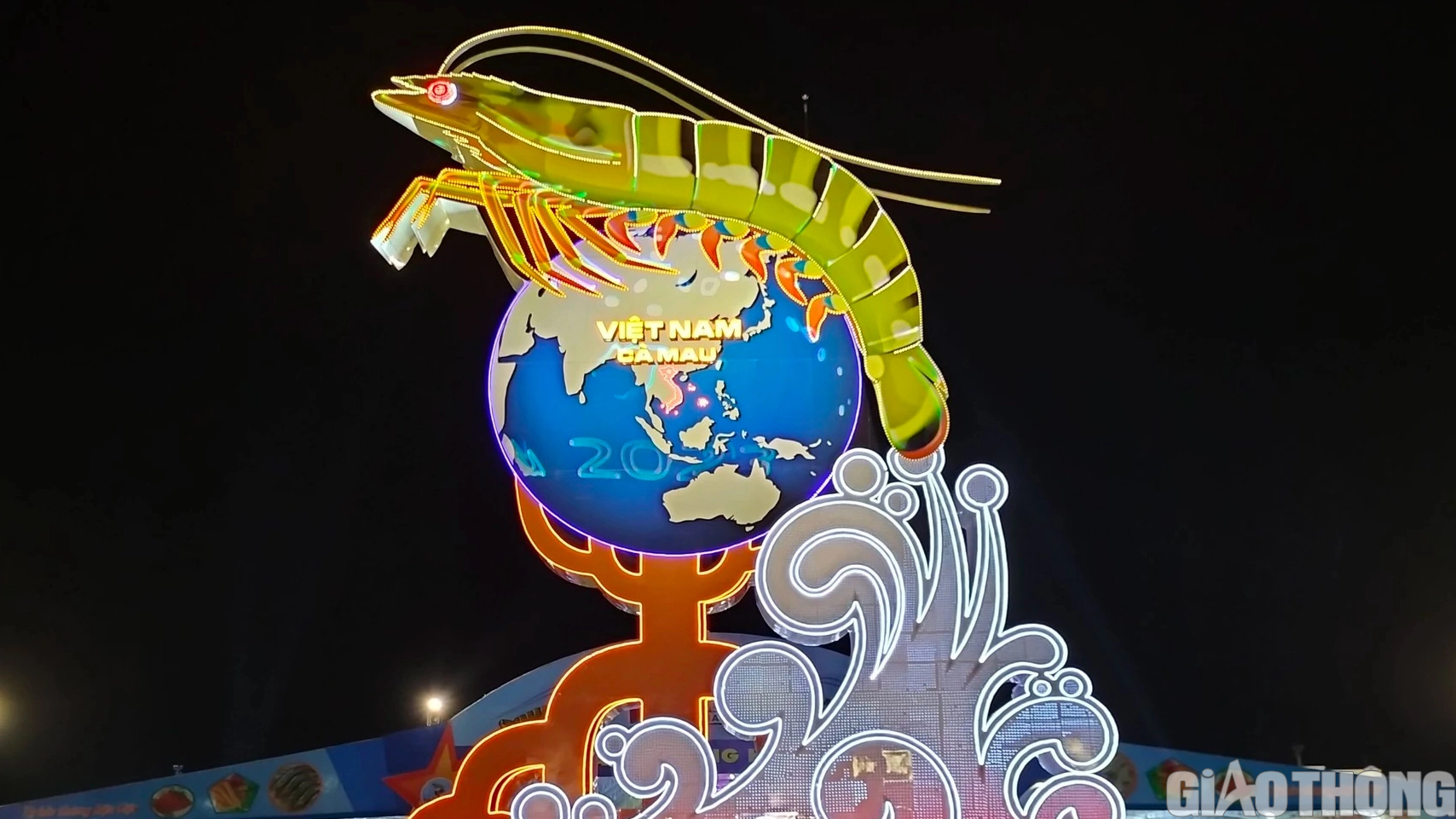 Du kh&aacute;ch th&iacute;ch th&uacute; tận thấy t&ocirc;m s&uacute; sống "khổng lồ" tại Festival T&ocirc;m C&agrave; Mau - Ảnh 12.