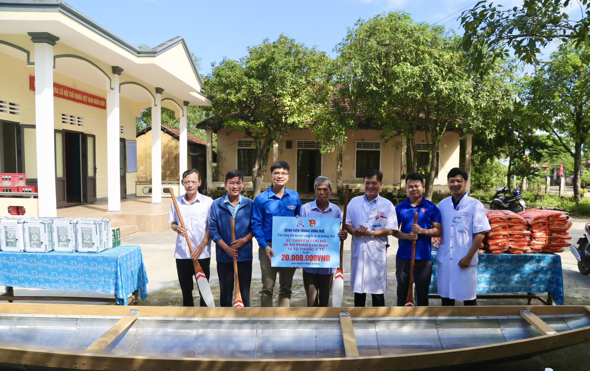 Hàng trăm người dân vùng rốn lũ Thừa Thiên Huế được khám bệnh, cấp phát thuốc miễn phí - Ảnh 2. Hàng trăm người dân vùng rốn lũ Thừa Thiên Huế được khám bệnh, cấp phát thuốc miễn phí - Ảnh 2.