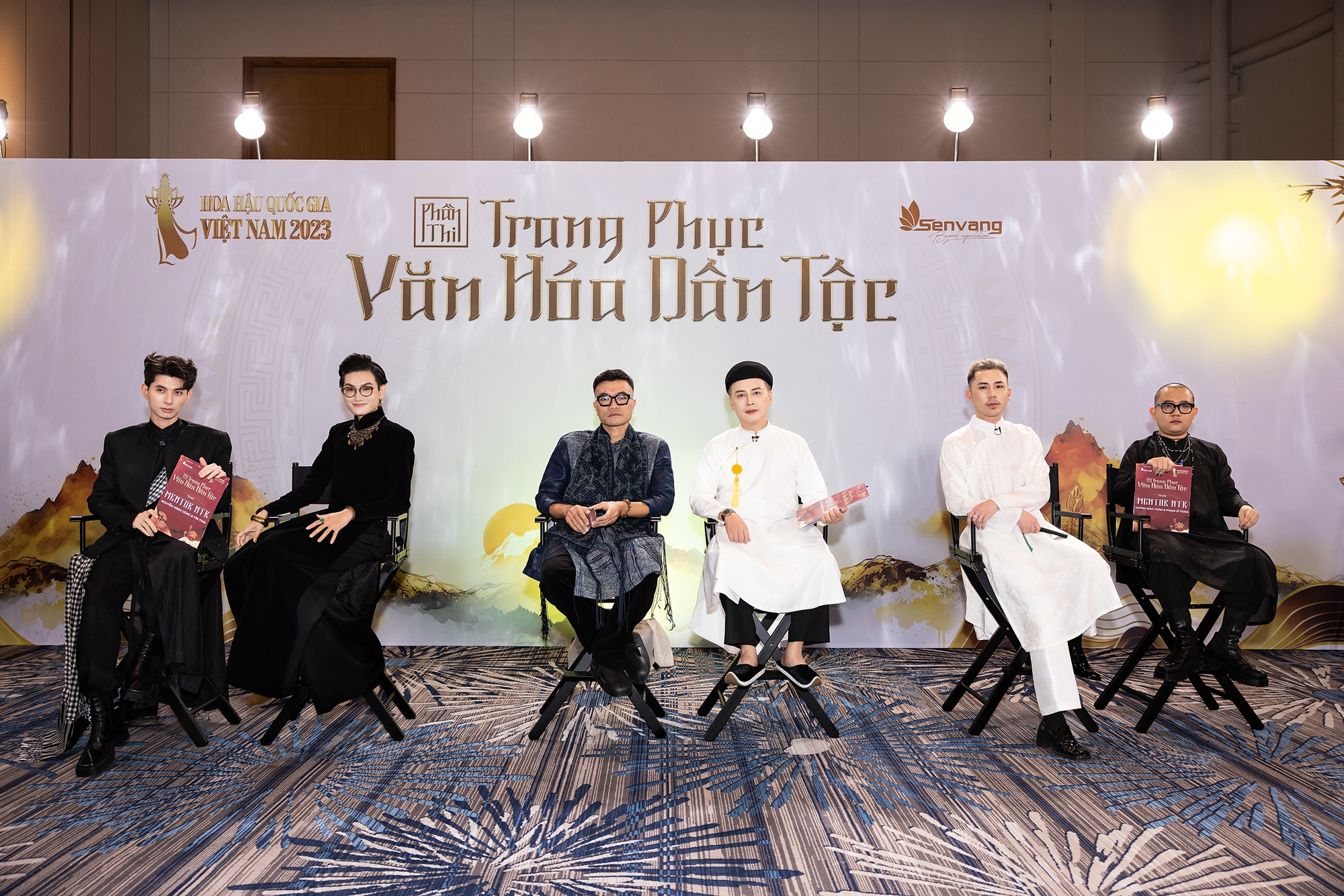 Thiết kế Đ&ocirc;ng Cu&ocirc;ng Đệ Nhị v&agrave; G&aacute;nh h&aacute;t bội được tranh gi&agrave;nh tại Trang phục Văn h&oacute;a D&acirc;n tộc - Ảnh 6.