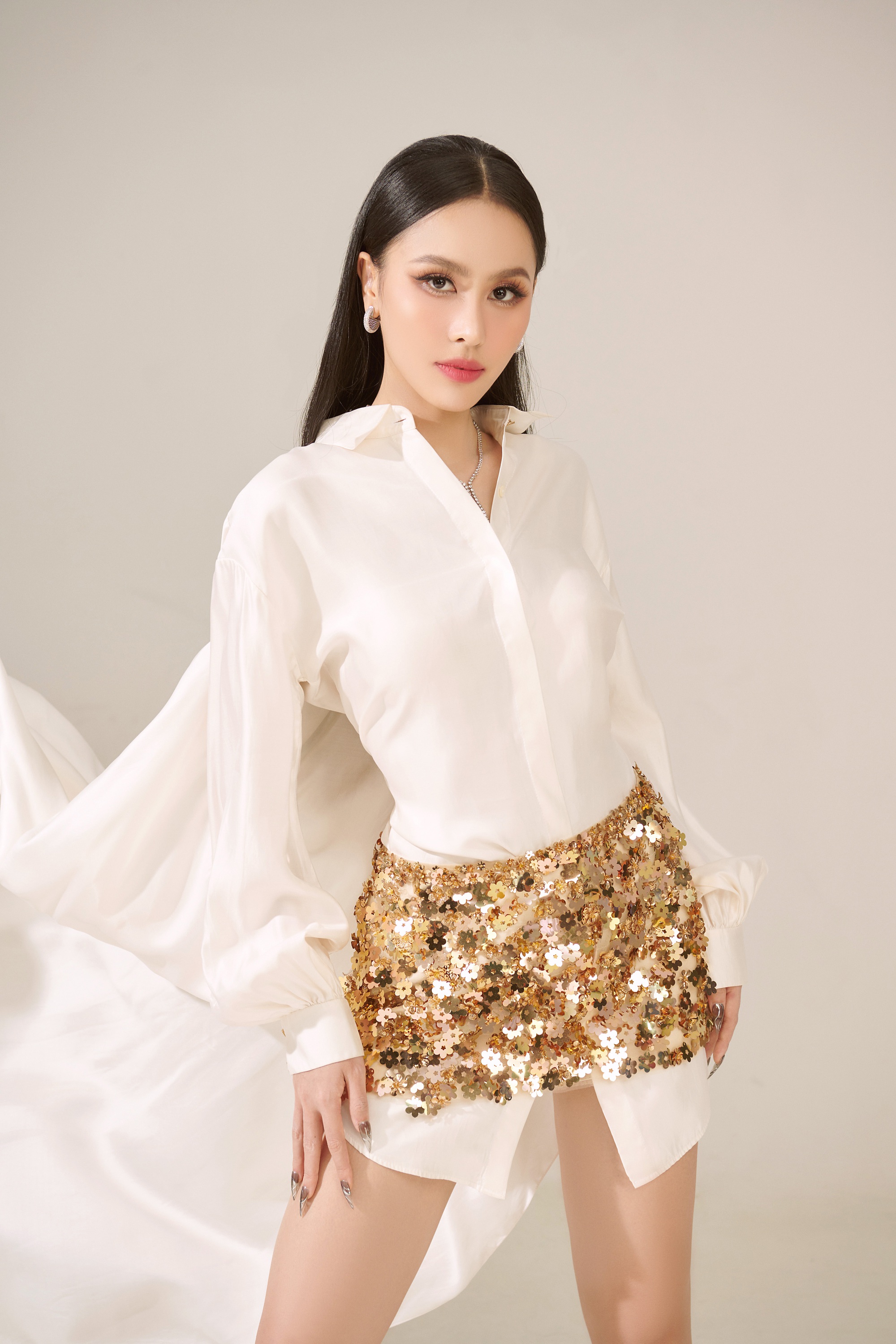 Á hậu Ngọc Hằng trả lời câu hỏi "Vấn đề bỏ phiếu trong Chính phủ có nên bắt buộc" ra sao? - Ảnh 1. Á hậu Ngọc Hằng trả lời câu hỏi "Vấn đề bỏ phiếu trong Chính phủ có nên bắt buộc" ra sao? - Ảnh 1.