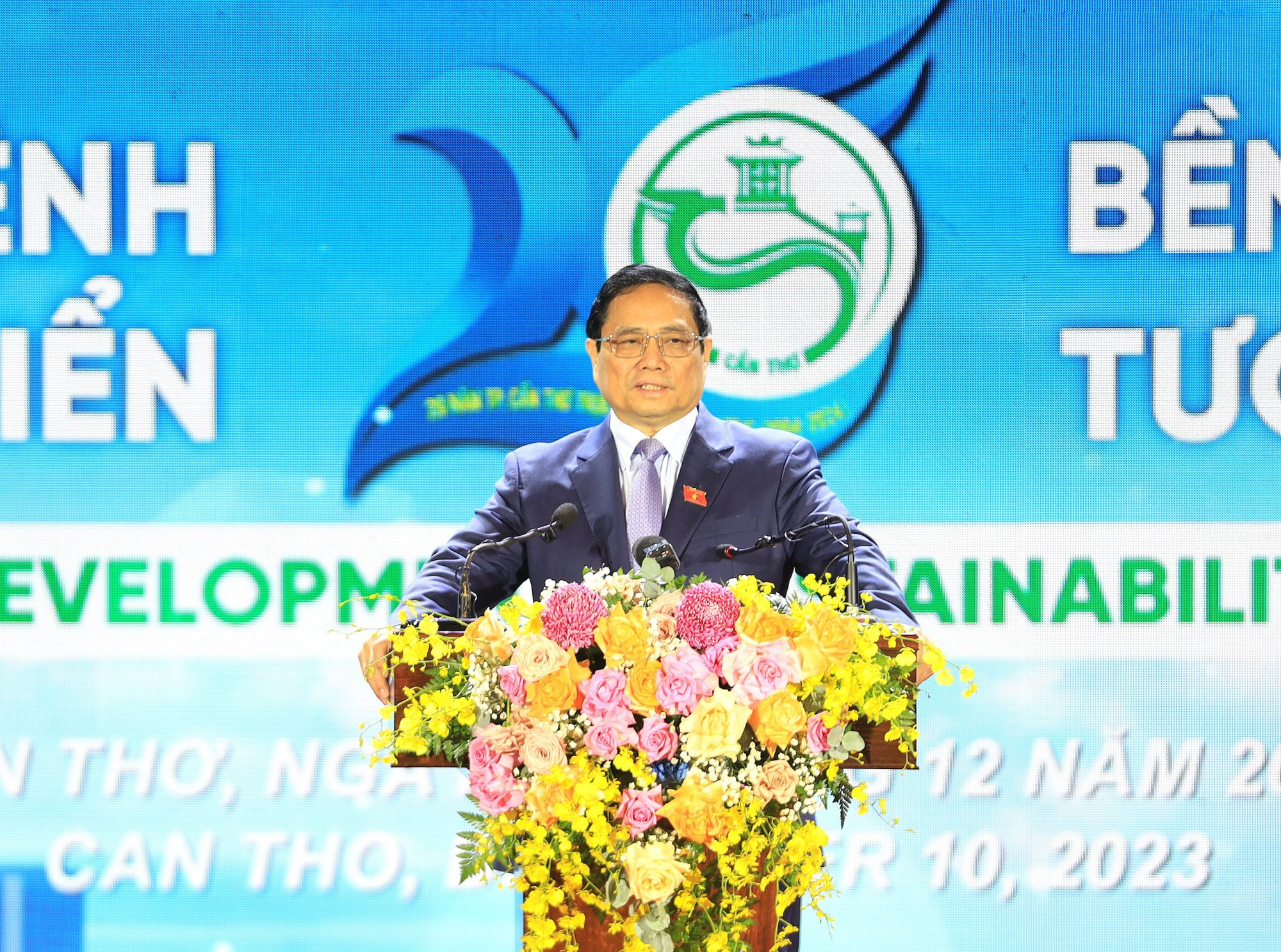 Thủ tướng: Cần Thơ phải đi l&ecirc;n bằng b&agrave;n tay, khối &oacute;c, khung trời, mảnh đất của m&igrave;nh - Ảnh 1.