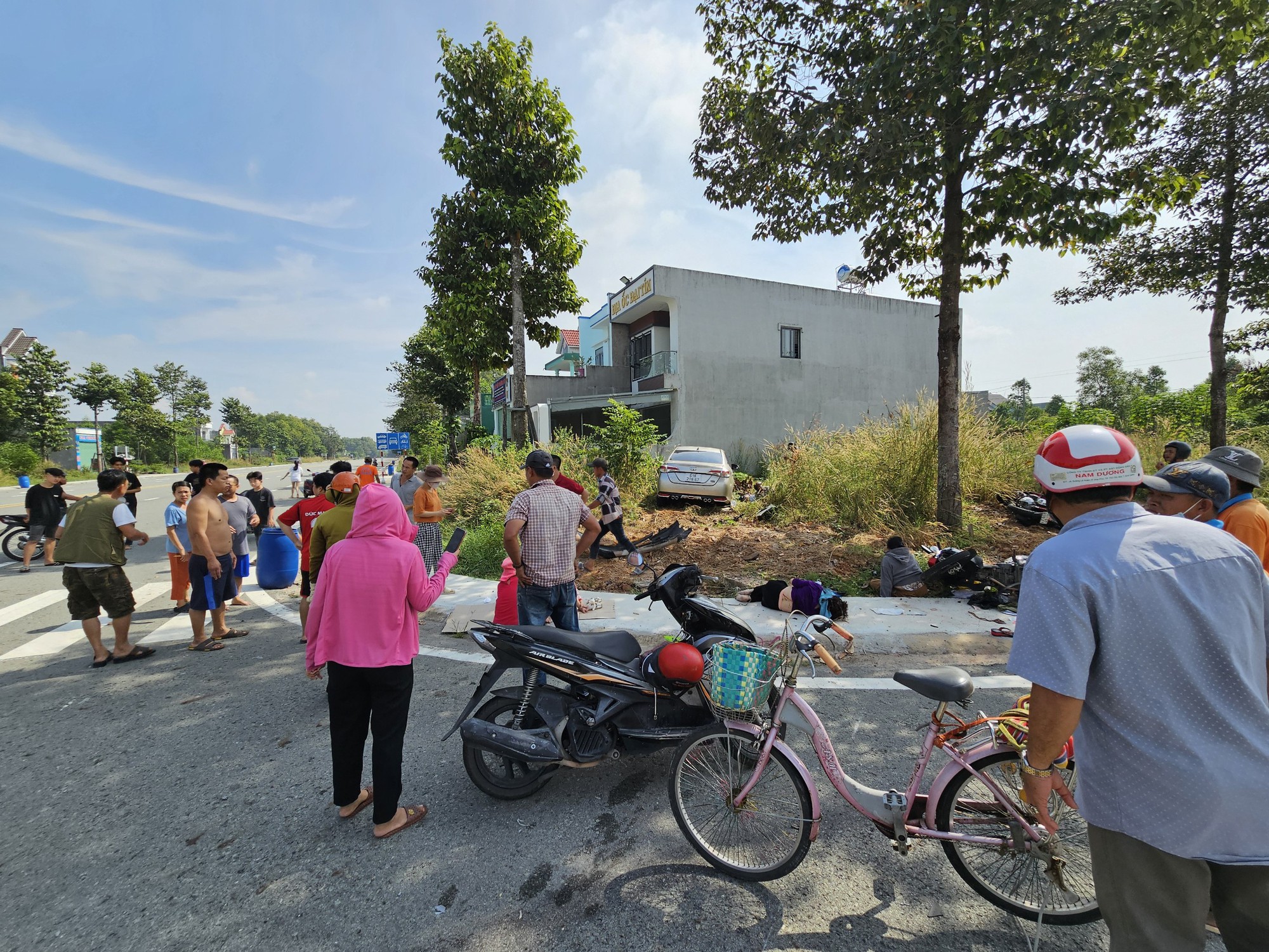 Xe ô tô tông 2 xe máy, 4 người bị thương - Ảnh 1. Xe ô tô tông 2 xe máy, 4 người bị thương - Ảnh 1.