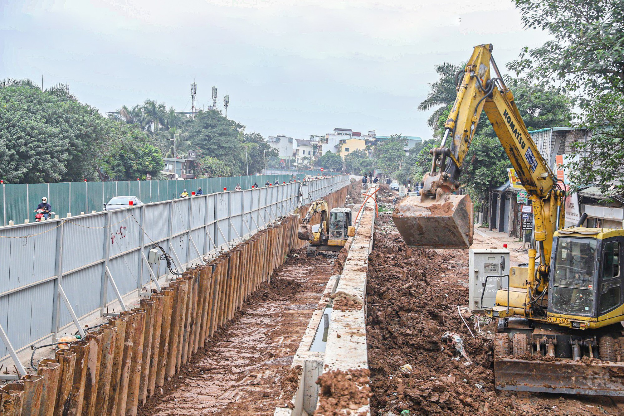  Nh&agrave; thầu thi c&ocirc;ng mở rộng đường &Acirc;u Cơ "qu&ecirc;n" đảm bảo ATGT sau 4 th&aacute;ng tạm dừng - Ảnh 7.