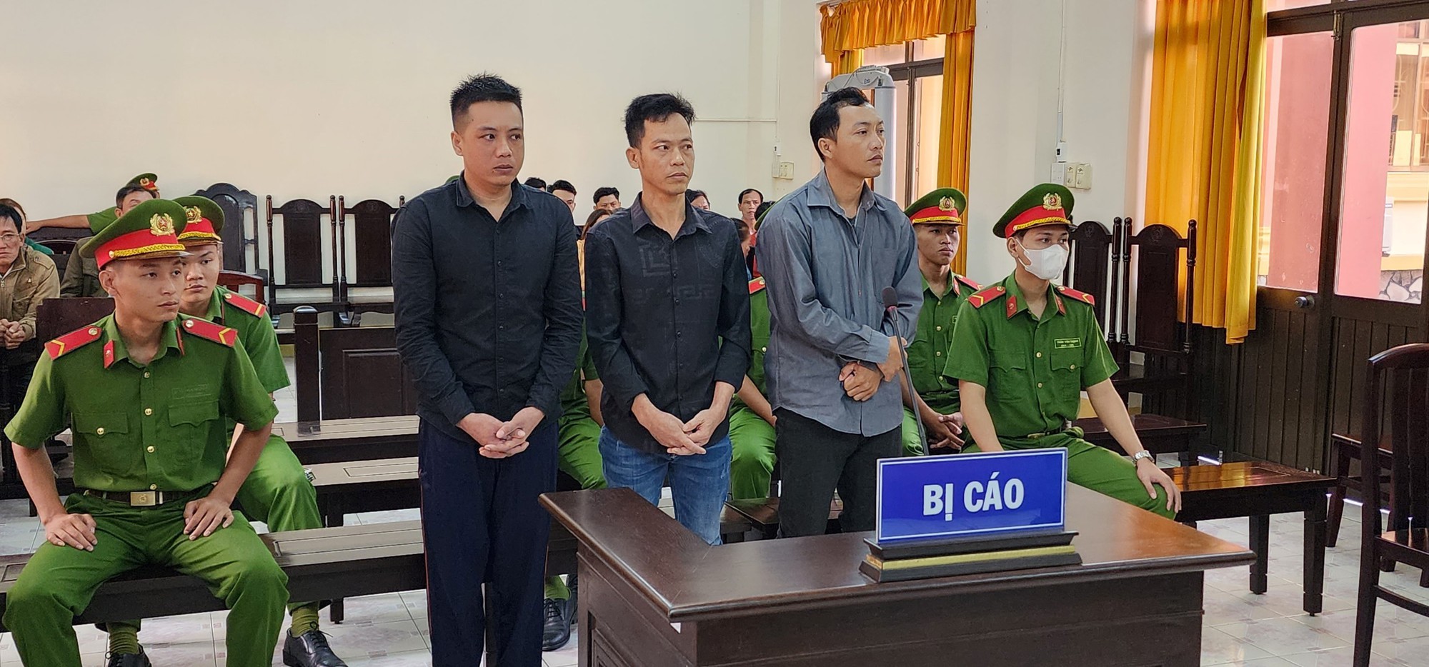 Bu&ocirc;n lậu 118.000 l&iacute;t dầu, 3 bị c&aacute;o l&atilde;nh 22 năm t&ugrave; - Ảnh 1.