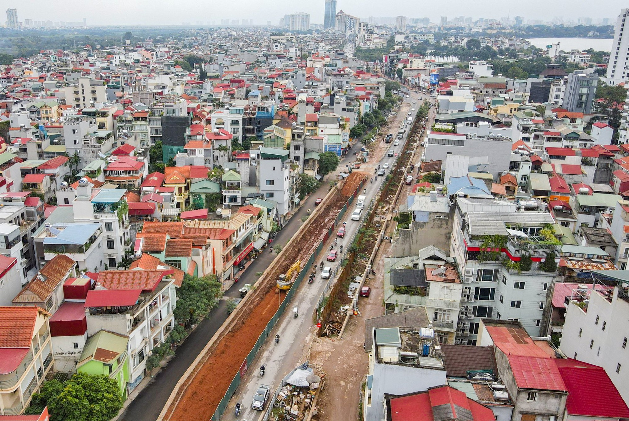  Nh&agrave; thầu thi c&ocirc;ng mở rộng đường &Acirc;u Cơ "qu&ecirc;n" đảm bảo ATGT sau 4 th&aacute;ng tạm dừng - Ảnh 1.