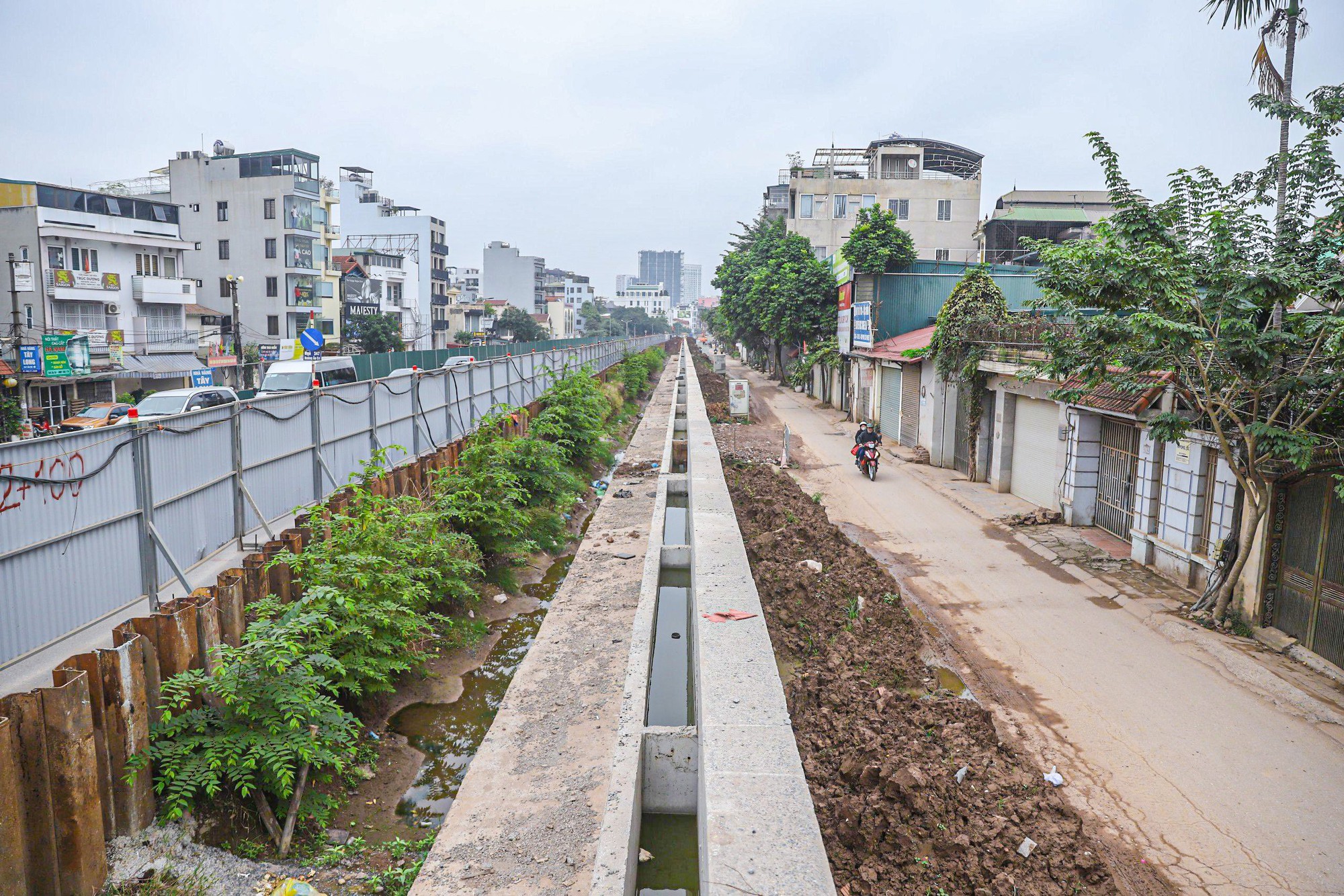  Nh&agrave; thầu thi c&ocirc;ng mở rộng đường &Acirc;u Cơ "qu&ecirc;n" đảm bảo ATGT sau 4 th&aacute;ng tạm dừng - Ảnh 6.