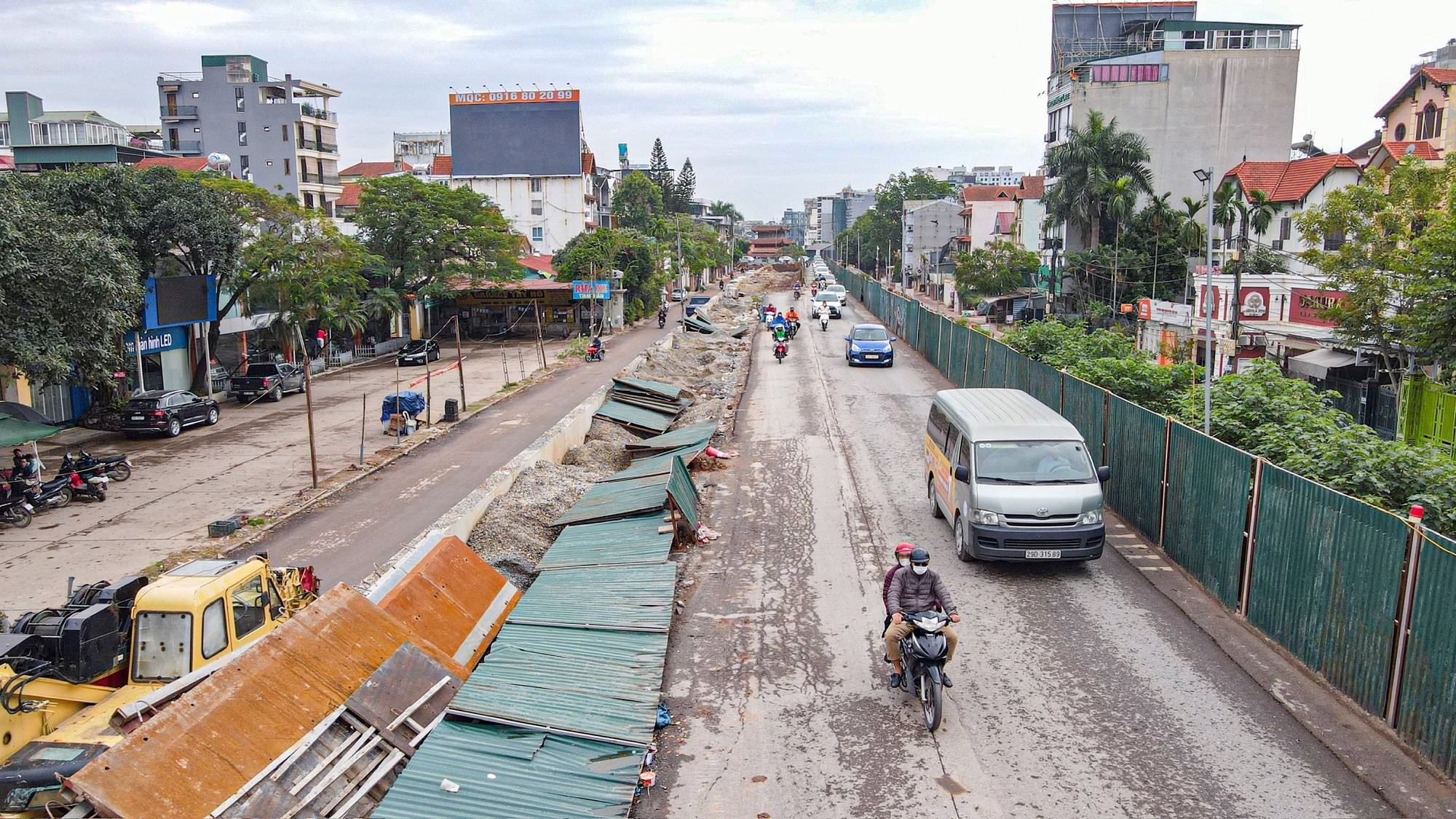  Nh&agrave; thầu thi c&ocirc;ng mở rộng đường &Acirc;u Cơ "qu&ecirc;n" đảm bảo ATGT sau 4 th&aacute;ng tạm dừng - Ảnh 3.