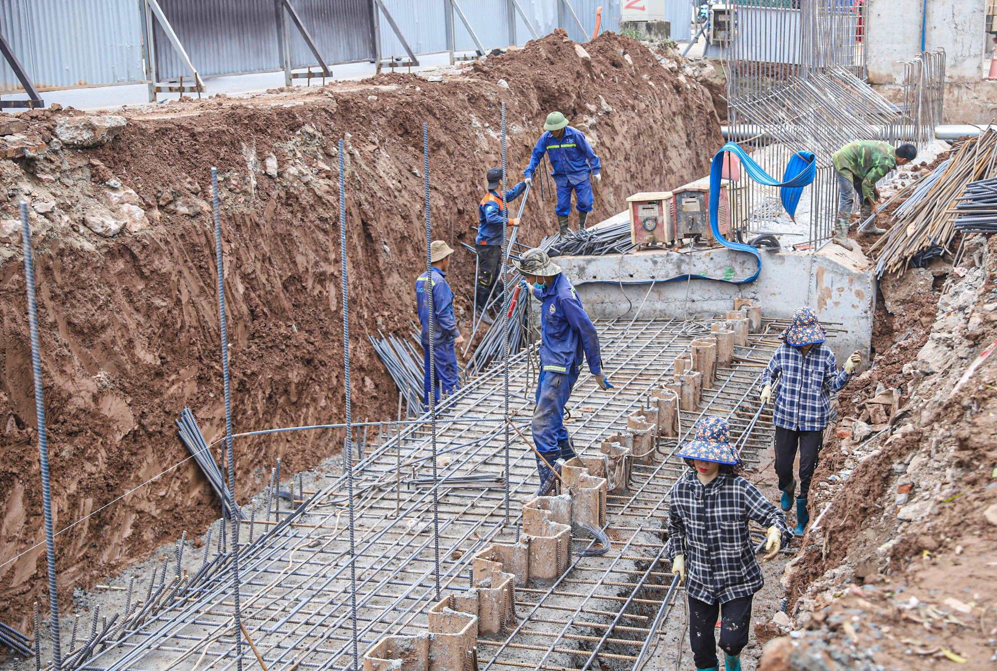  Nh&agrave; thầu thi c&ocirc;ng mở rộng đường &Acirc;u Cơ "qu&ecirc;n" đảm bảo ATGT sau 4 th&aacute;ng tạm dừng - Ảnh 10.