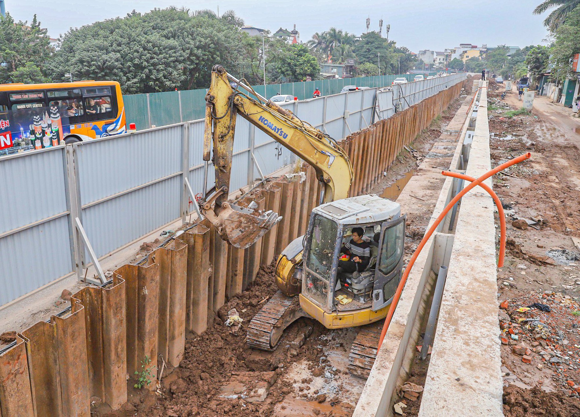  Nh&agrave; thầu thi c&ocirc;ng mở rộng đường &Acirc;u Cơ "qu&ecirc;n" đảm bảo ATGT sau 4 th&aacute;ng tạm dừng - Ảnh 9.