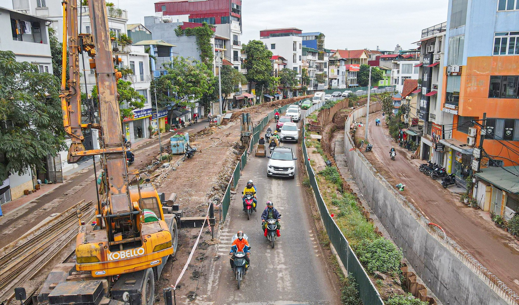  Nh&agrave; thầu thi c&ocirc;ng mở rộng đường &Acirc;u Cơ "qu&ecirc;n" đảm bảo ATGT sau 4 th&aacute;ng tạm dừng - Ảnh 2.