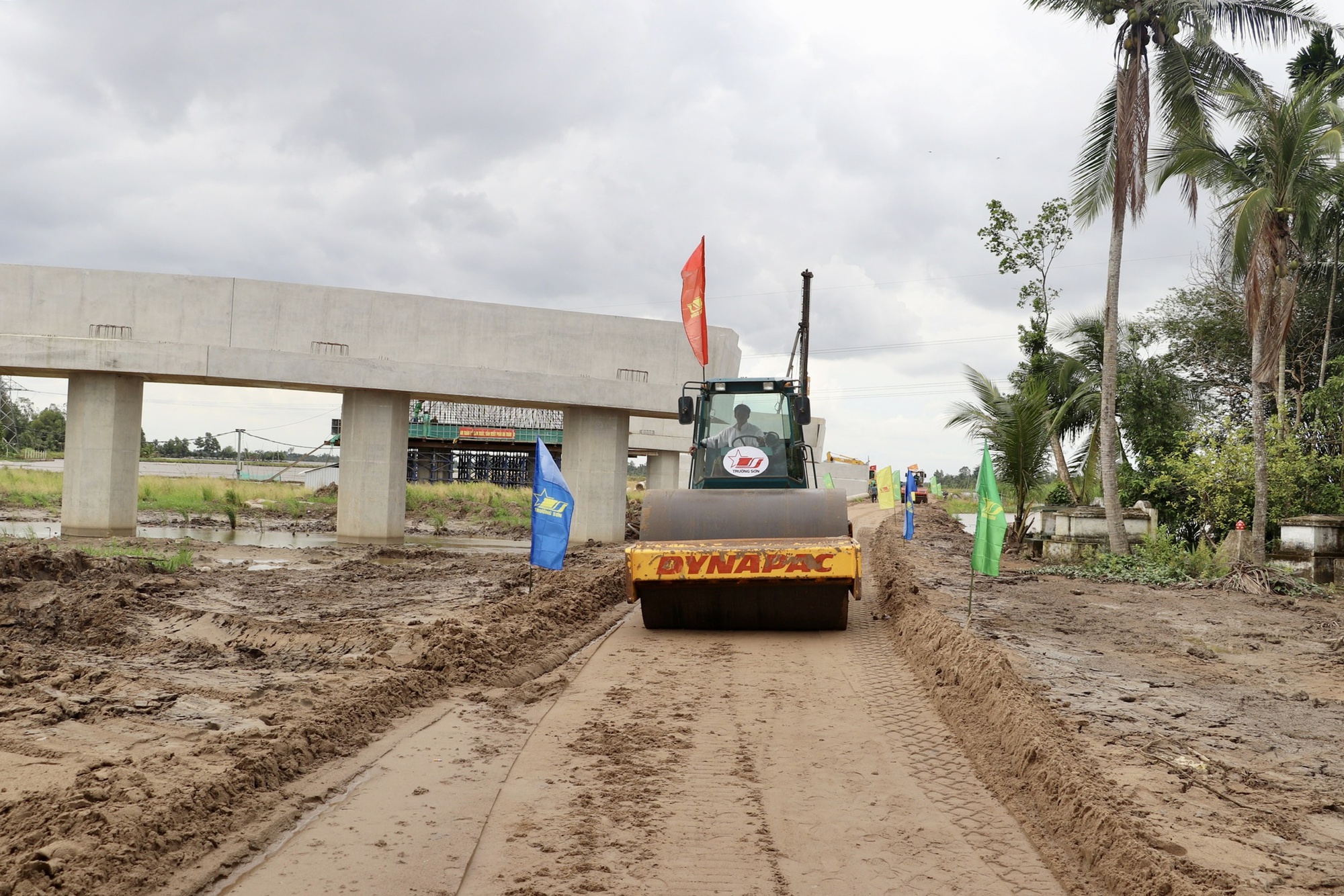 Đẩy tiến độ cấp 9 mỏ vật liệu mới thi c&ocirc;ng cao tốc Cần Thơ - C&agrave; Mau trong th&aacute;ng 12 - Ảnh 2.
