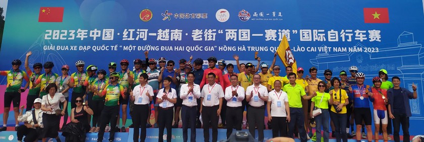 Bế mạc Giải đua xe đạp quốc tế 'Một đường đua - hai quốc gia' 2023 - Ảnh 2.