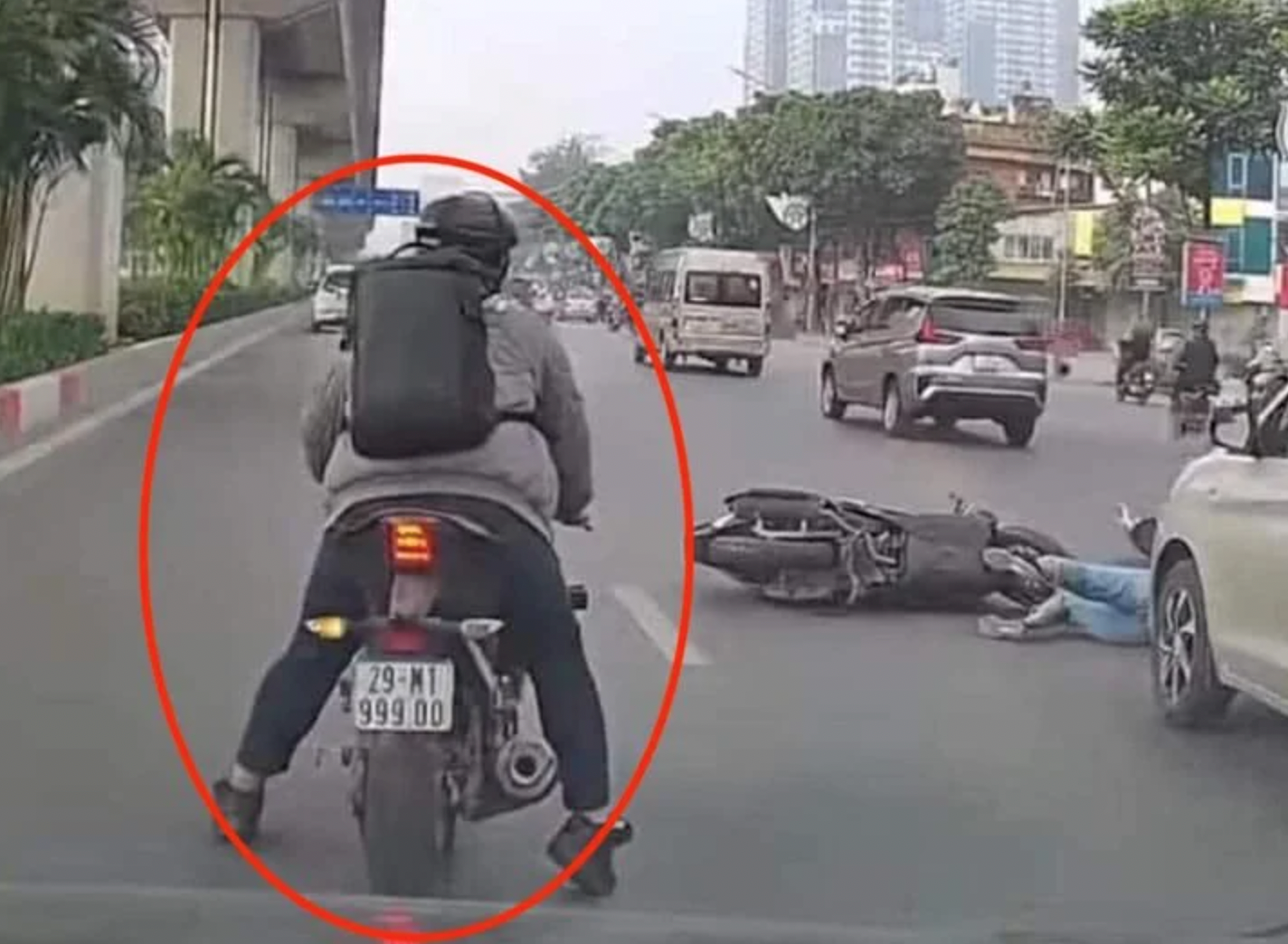 C&ocirc;ng an v&agrave;o cuộc vụ thanh ni&ecirc;n đi xe m&aacute;y g&acirc;y tai nạn rồi bỏ chạy ở H&agrave; Nội - Ảnh 1.
