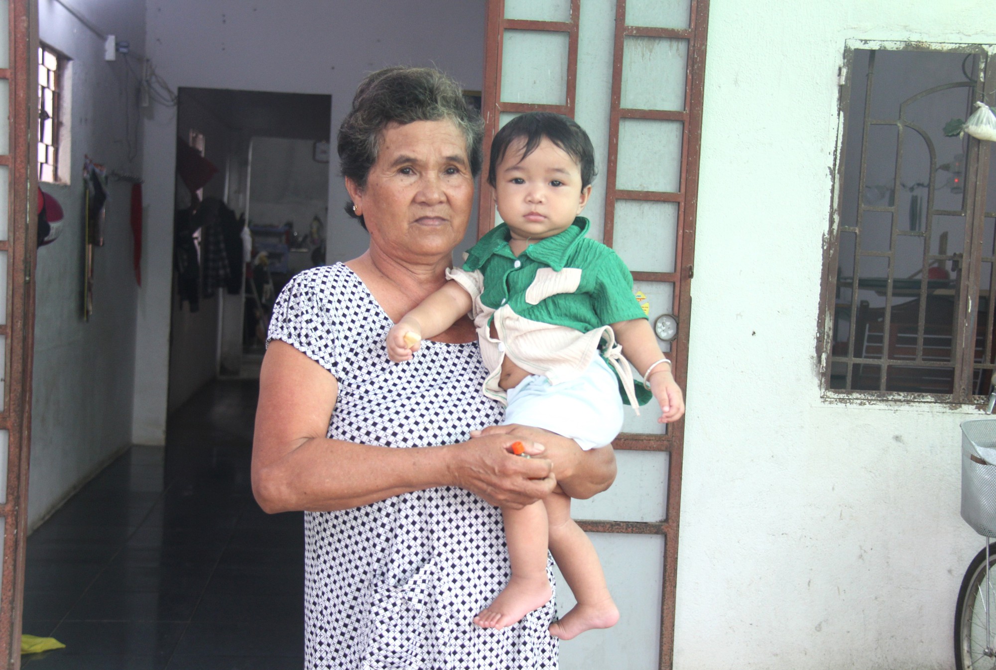 Cha đi tiệc m&atilde;i kh&ocirc;ng về, để lại con thơ bơ vơ v&igrave; TNGT - Ảnh 1.