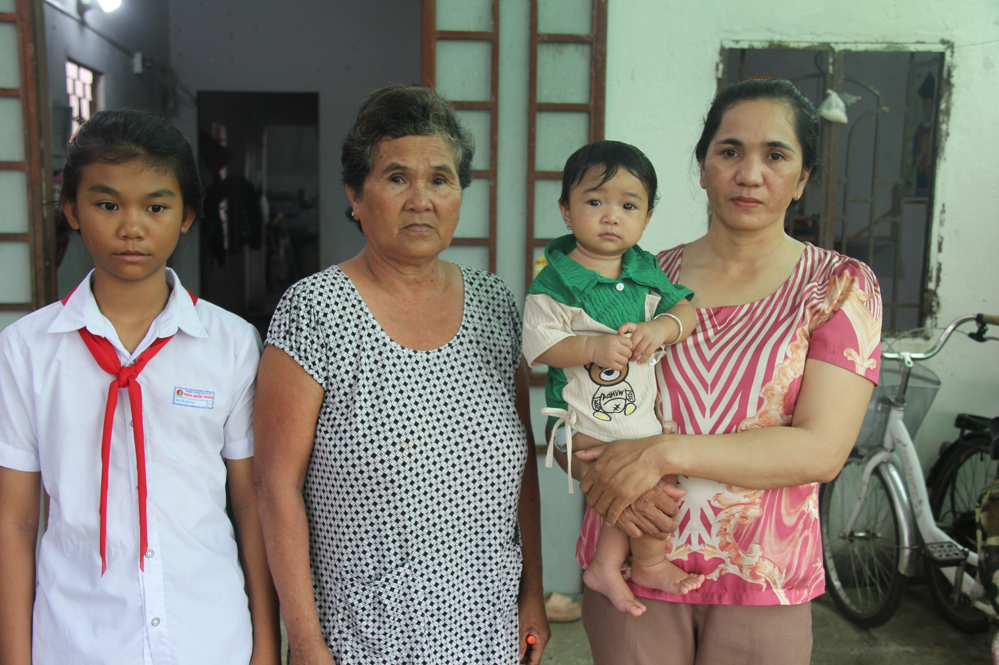Cha đi tiệc m&atilde;i kh&ocirc;ng về, để lại con thơ bơ vơ v&igrave; TNGT - Ảnh 2.