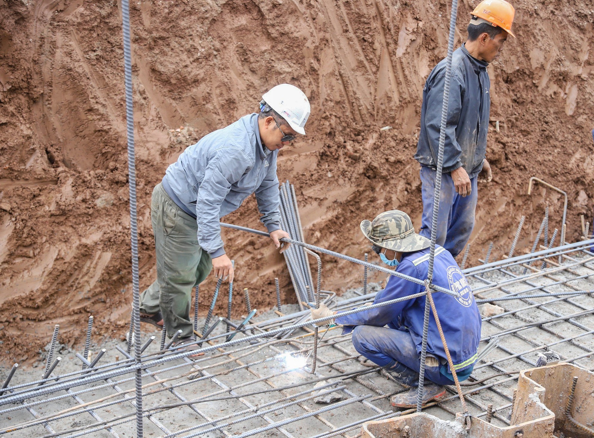  Nh&agrave; thầu thi c&ocirc;ng mở rộng đường &Acirc;u Cơ "qu&ecirc;n" đảm bảo ATGT sau 4 th&aacute;ng tạm dừng - Ảnh 11.